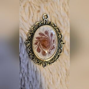 Elegant Swirl Pendant Necklace